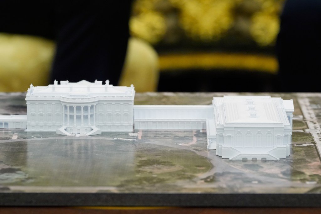 La mayoría de los donantes de salones de baile de Trump tienen contratos federales, incluidos Apple, Meta y Microsoft, dice el organismo de control – The Mercury News