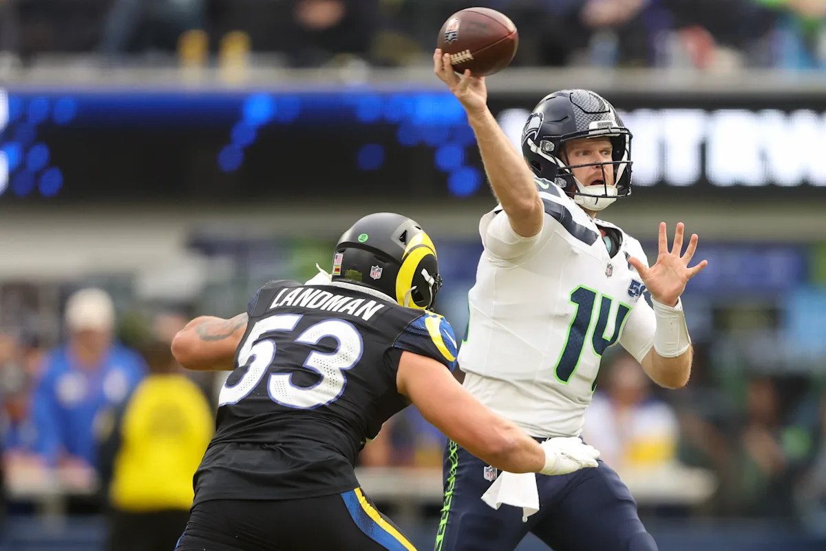 Sam Darnold tuvo un colapso con 4 intercepciones y los Rams resistieron para vencer a los Seahawks