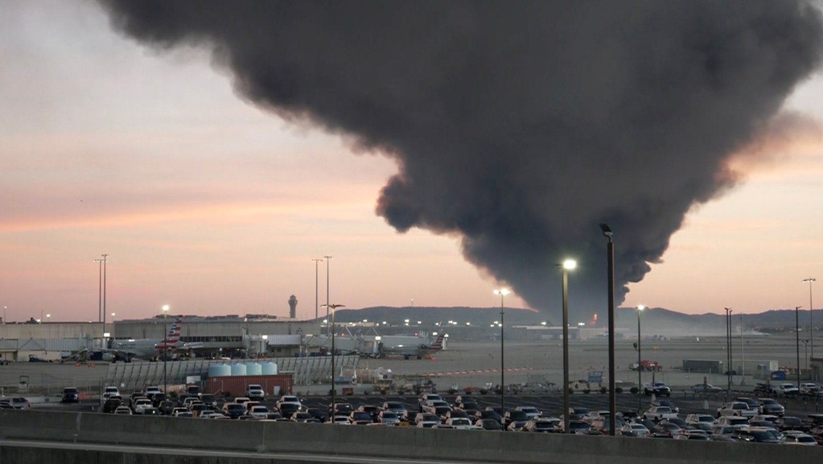 Avión de UPS se estrella después de despegar del aeropuerto de Louisville, se ordena refugio en el lugar: funcionarios