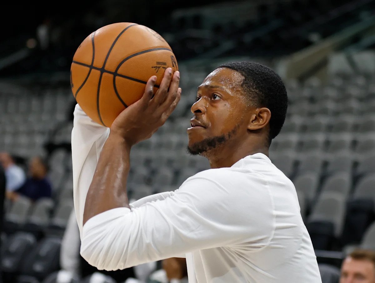 Según los informes, el guardia de los Spurs, De’Aaron Fox, hará su debut en la temporada el sábado después de sufrir una lesión en el tendón de la corva fuera de temporada.