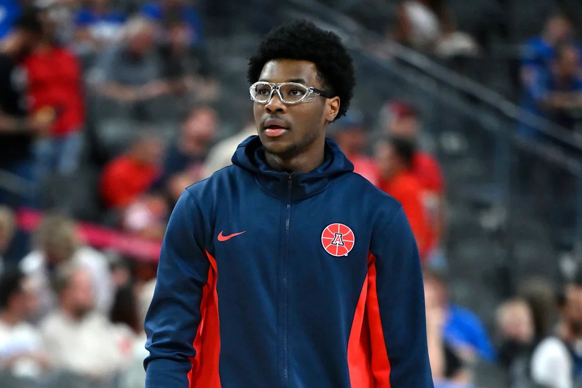 Bryce James podría vestirse con camiseta roja en su primera temporada en Arizona, dice el entrenador Tommy Lloyd