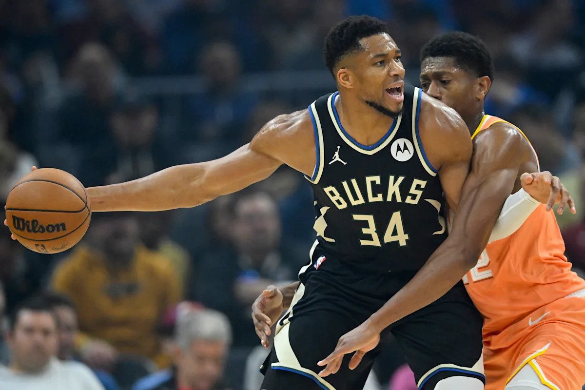La estrella de los Bucks, Giannis Antetokounmpo, abandona anticipadamente el partido contra los Cavaliers debido a una lesión en la ingle.