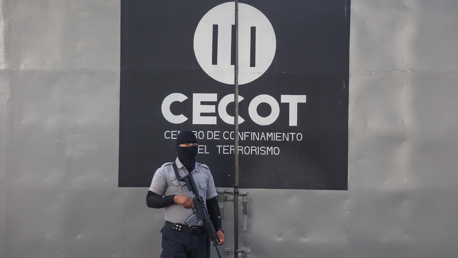 Corte de apelaciones niega revisión completa del caso de desacato del gobierno de Trump sobre deportaciones desde El Salvador