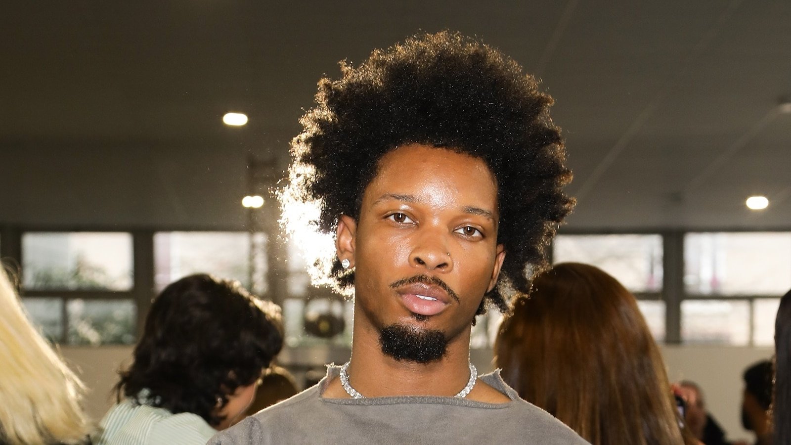 El cantante D4vd es considerado sospechoso en la investigación sobre un adolescente encontrado muerto en su Tesla: fuentes