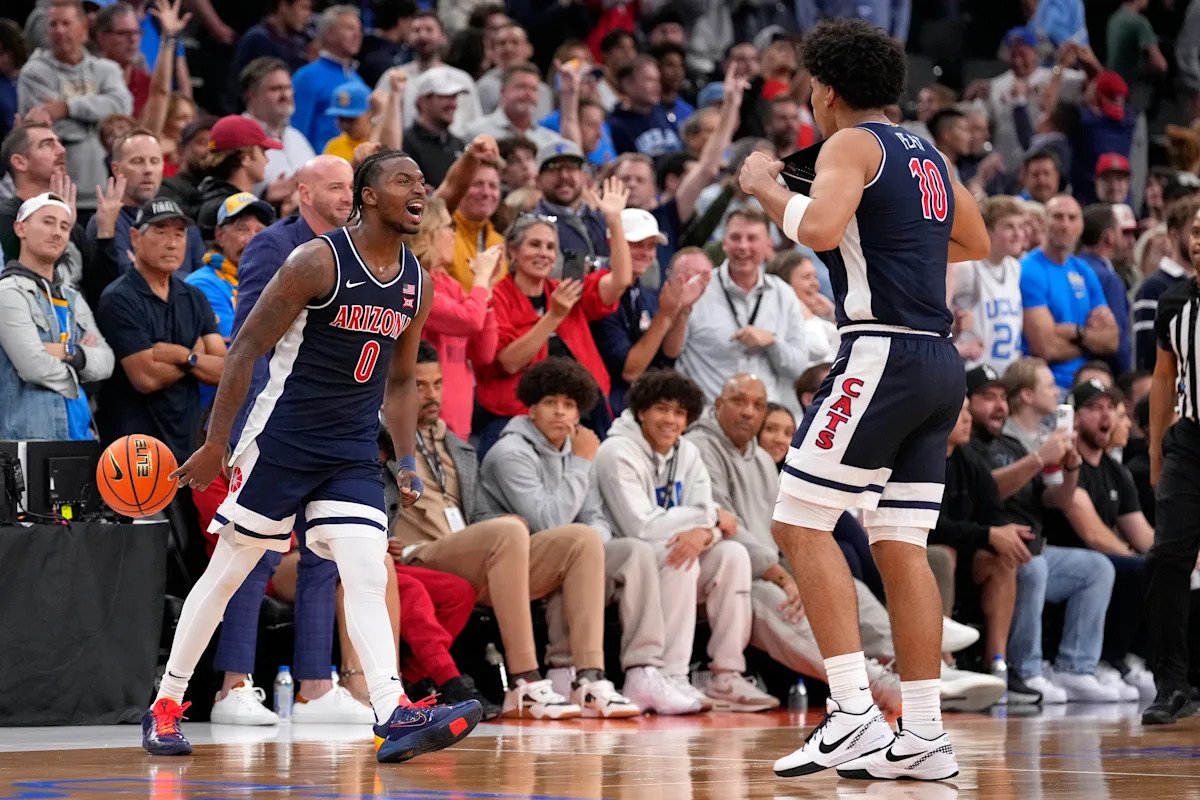 El No. 5 Arizona sobrevive al susto y el No. 15 UCLA permanece invicto a pesar de una noche difícil para el estudiante de primer año Koa Peat