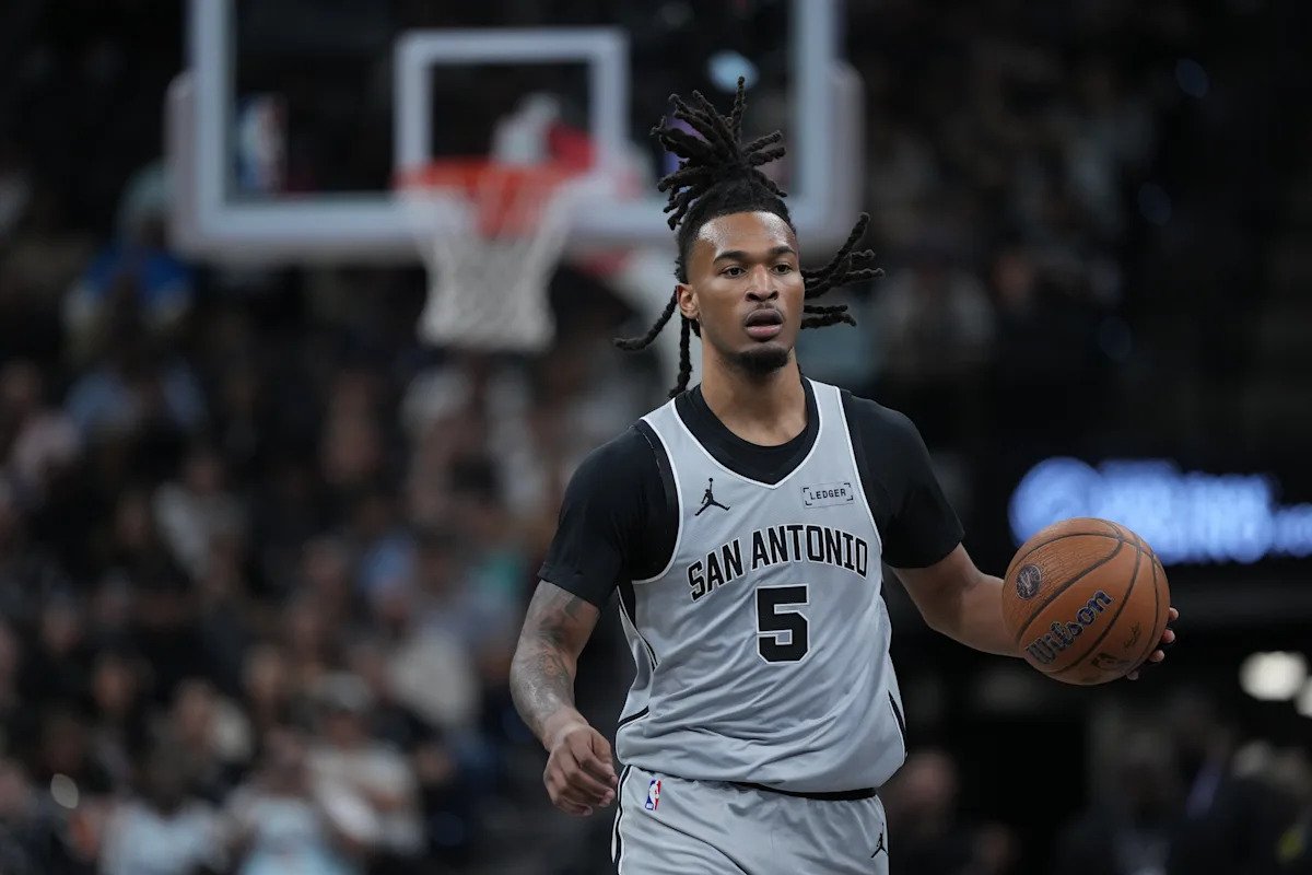 Stephon Castle se perdió la victoria sobre los Grizzlies y estará de baja una o dos semanas debido a una lesión en el flexor de la cadera en la última lesión contra los Spurs.