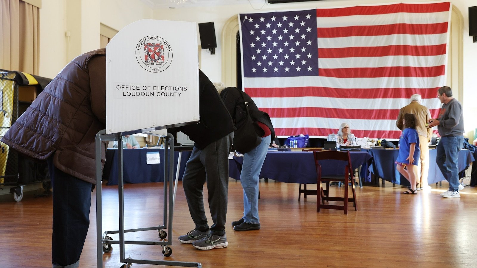 Las encuestas preliminares de ABC News muestran que la economía es la máxima prioridad para los votantes de todas las razas.