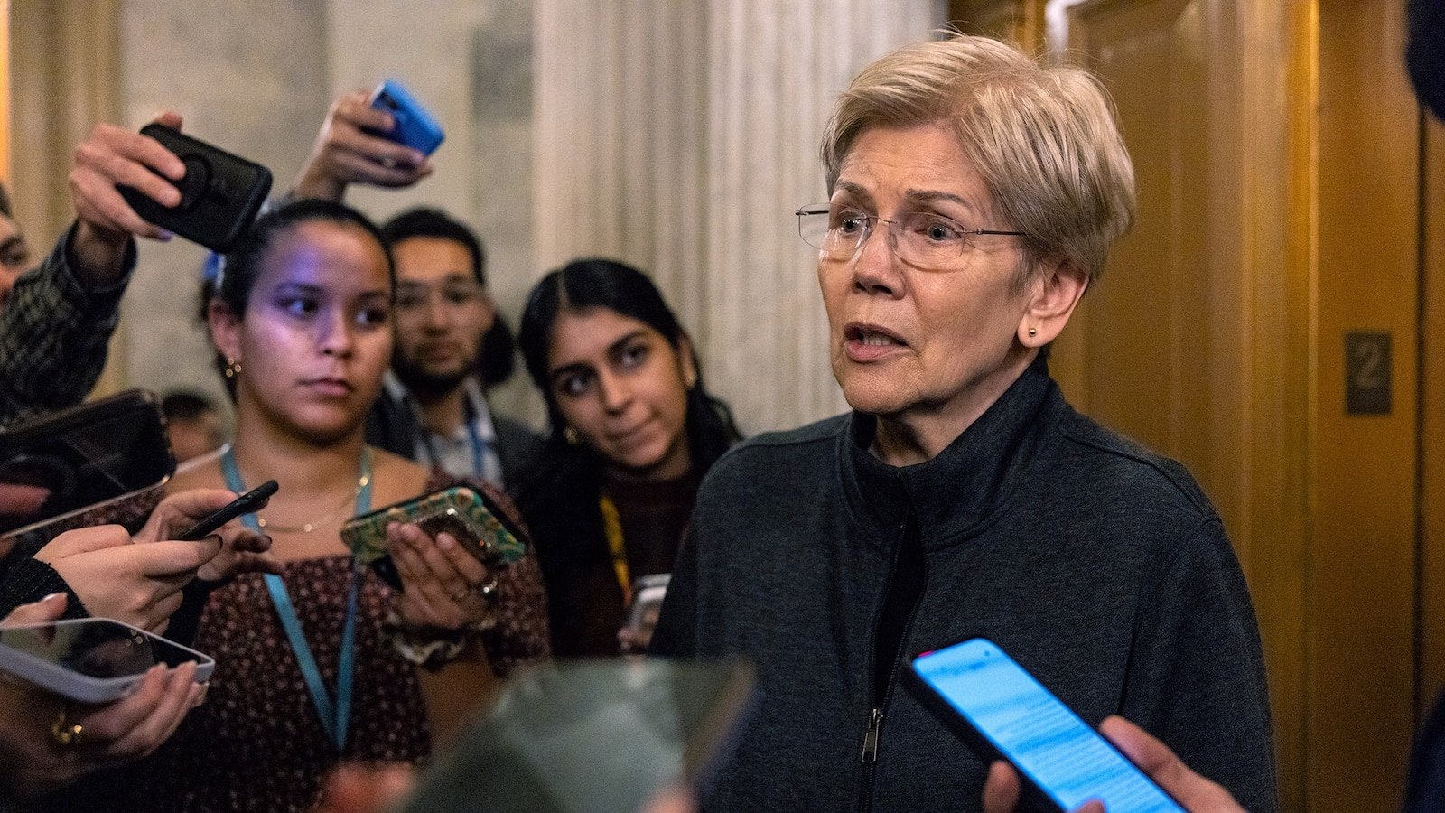 Warren insta a la administración Trump a “detener inmediatamente” los planes de venta de préstamos estudiantiles.