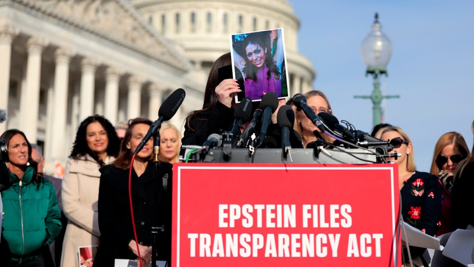 Los sobrevivientes de Epstein hablan antes de la votación de la Cámara y apuntan a Trump