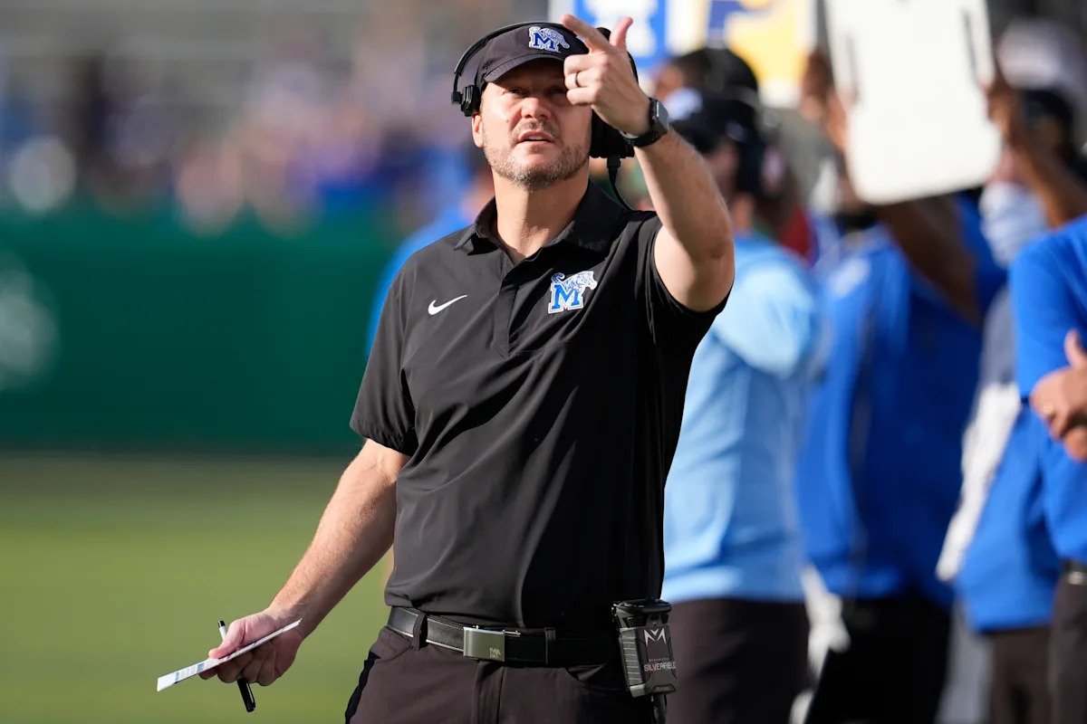 Fuentes: Arkansas contratará al entrenador de Memphis, Ryan Silverfield
