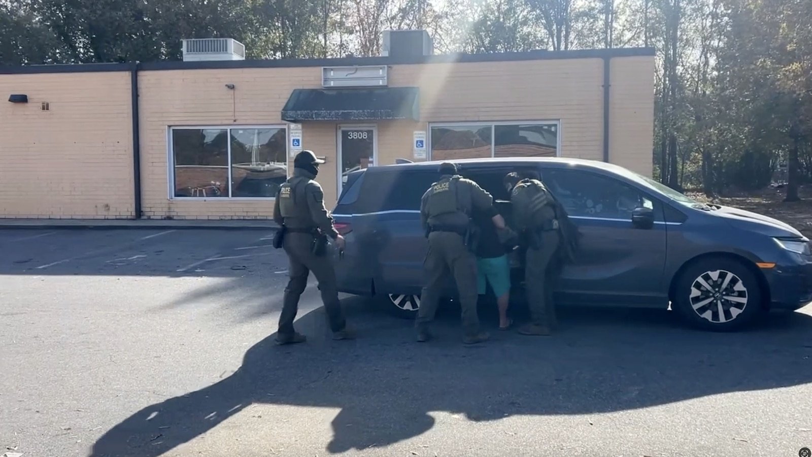 Se enviaron agentes federales a Charlotte para hacer cumplir las leyes de inmigración, a pesar de la oposición de los funcionarios locales.