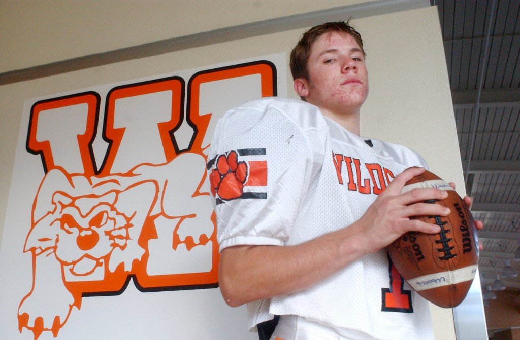 El alma mater de fútbol americano de la escuela secundaria del Área de la Bahía de Julian Edelman, Woodside, está invicto