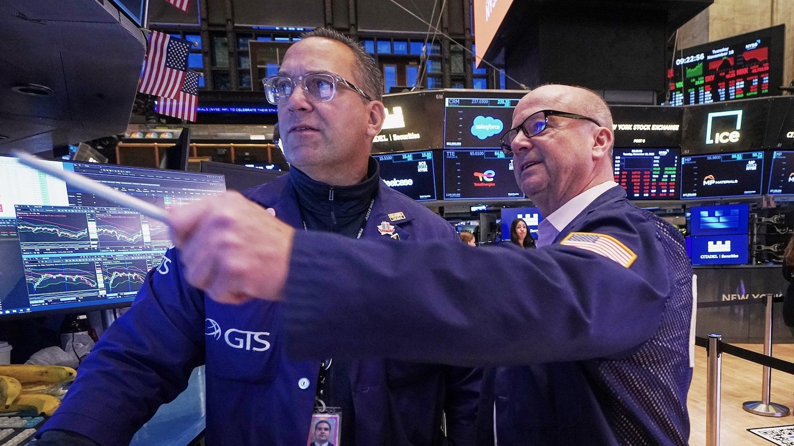 El Dow Jones cierra con una caída de casi 500 puntos mientras la burbuja de la IA teme que las acciones golpeen