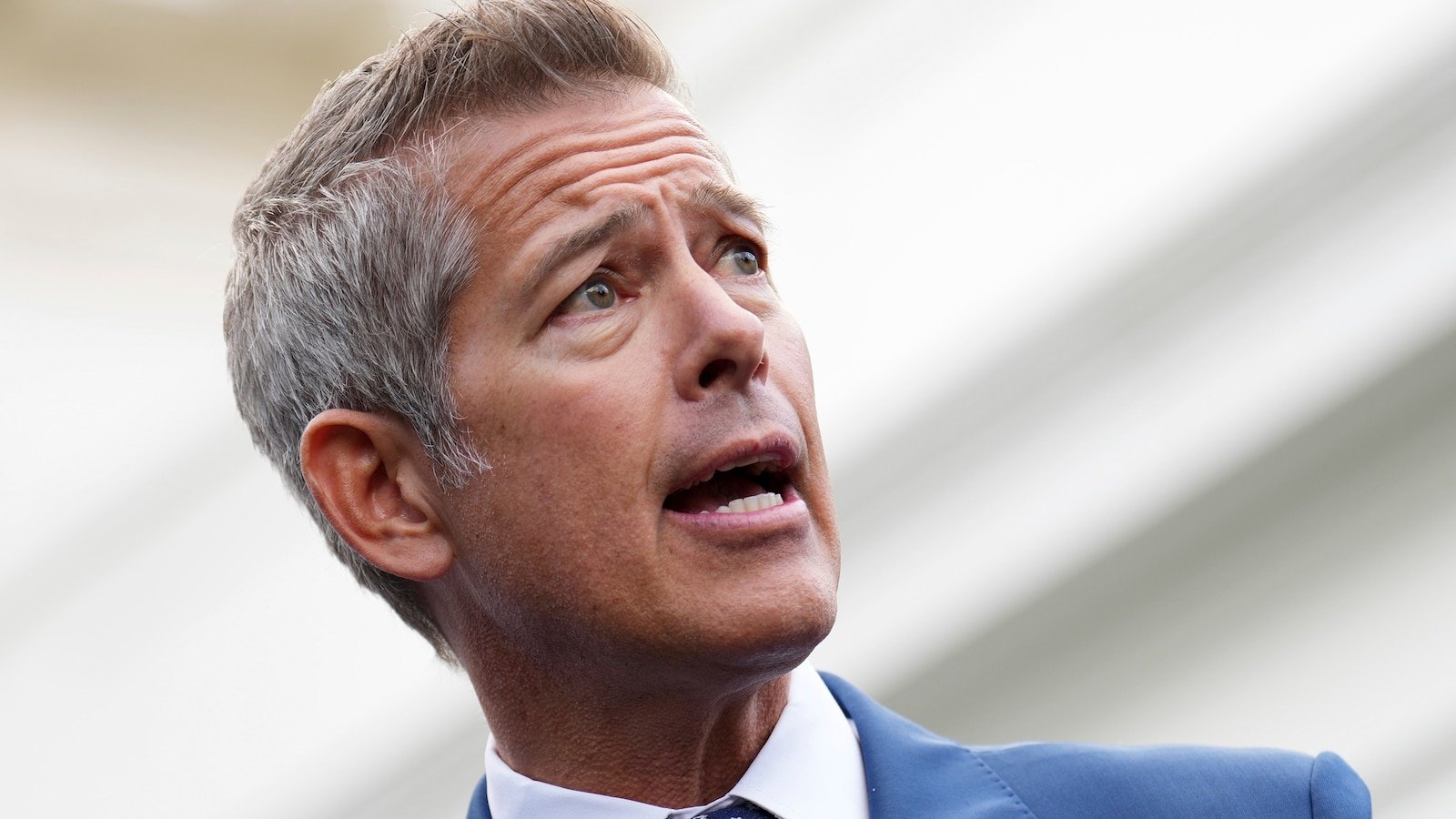 El Departamento de Transporte podría verse obligado a cerrar parte del espacio aéreo la próxima semana: Duffy