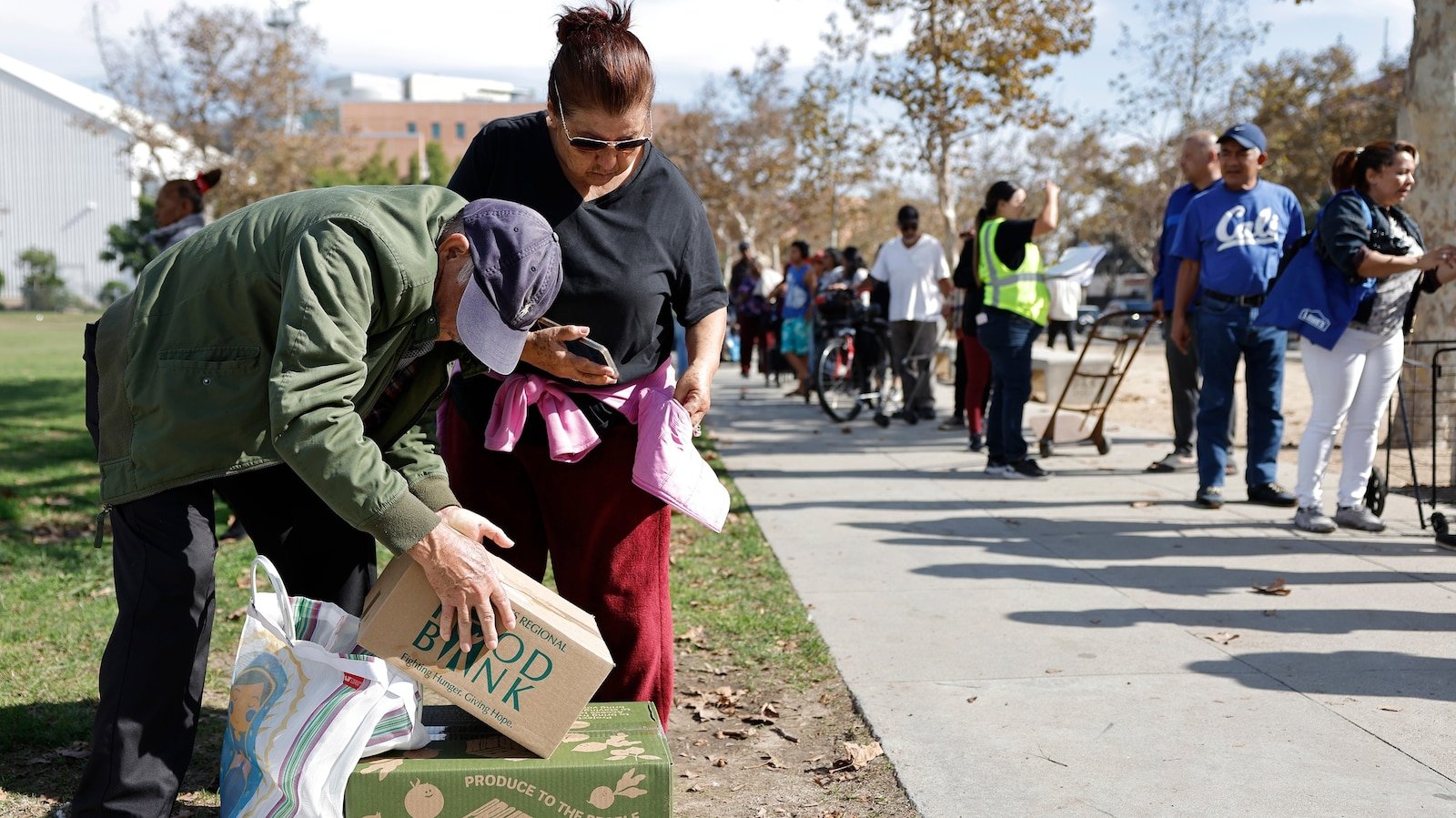 Algunos bancos de alimentos han experimentado un aumento de hasta un 1.800% en la demanda desde que terminaron los beneficios de SNAP