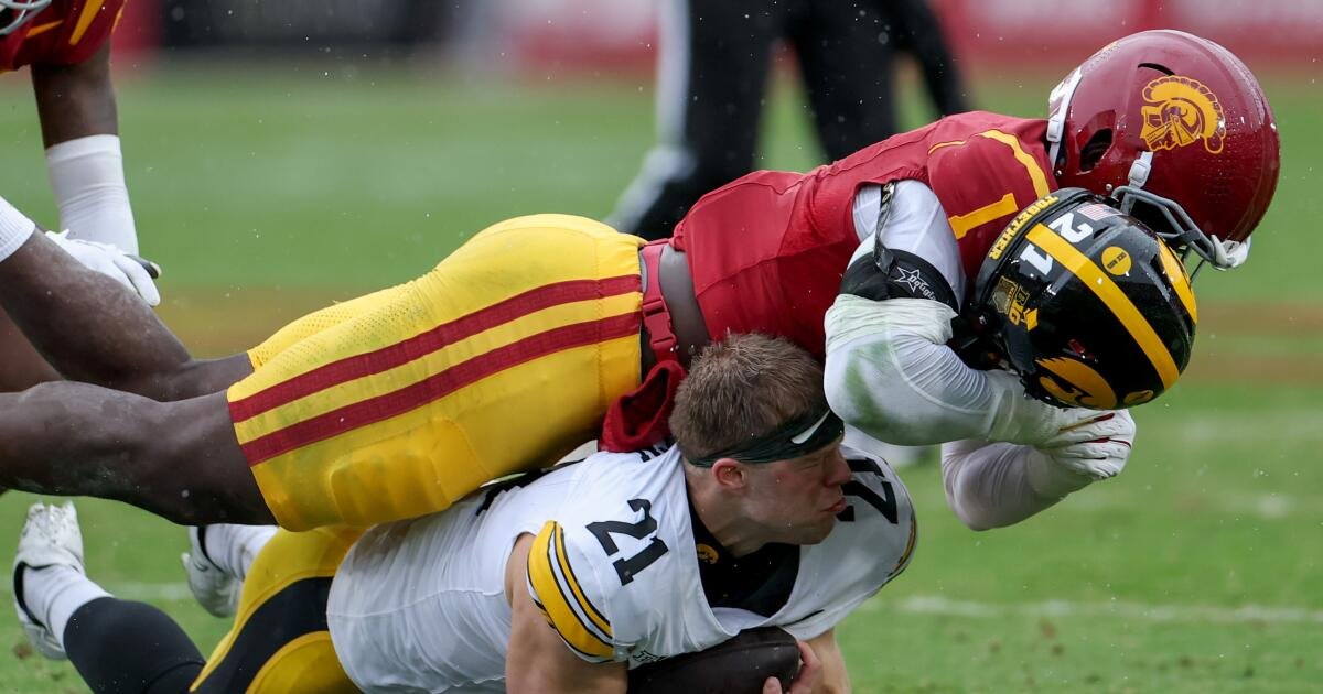 USC mantiene vivas las esperanzas de playoffs con un fuerte aguacero contra Iowa