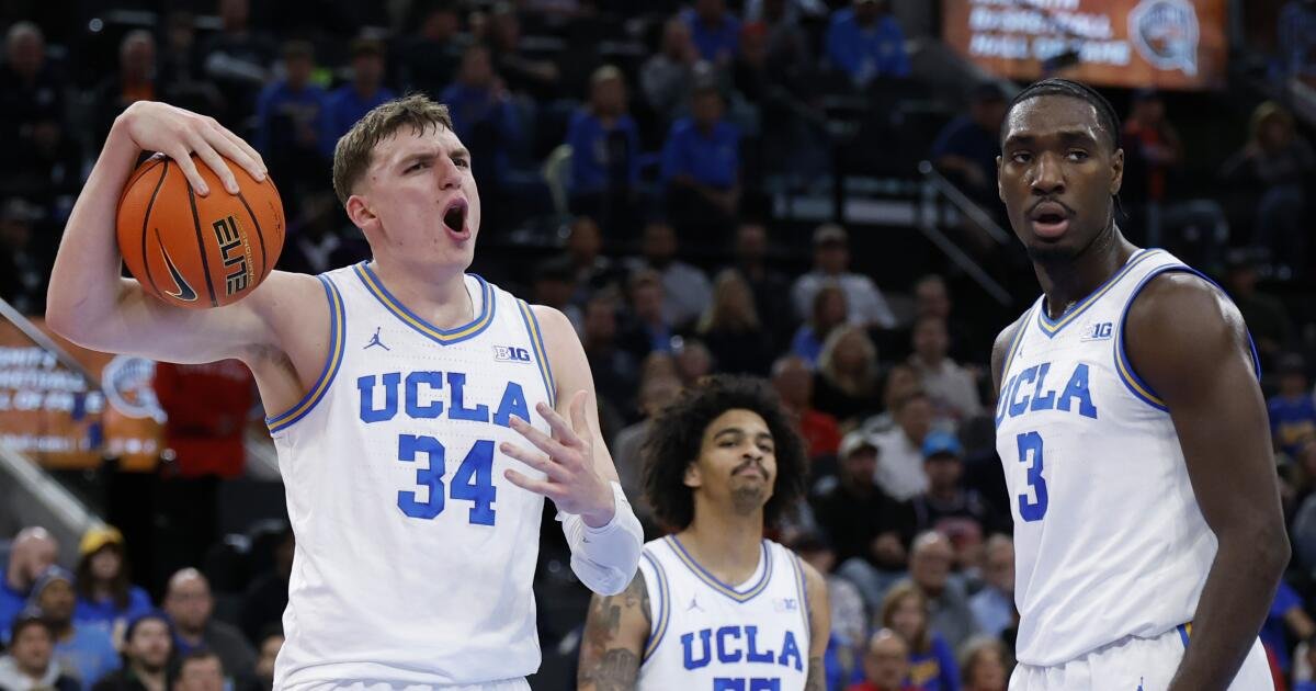 El equipo de baloncesto masculino No. 15 de UCLA cae tarde en la derrota ante el No. 5 Arizona