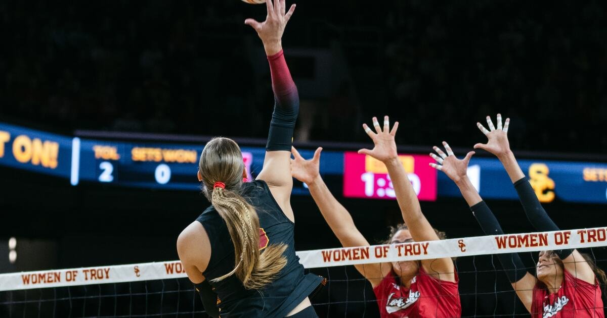 El voleibol femenino de la USC cae al No. 1 Nebraska en sets corridos
