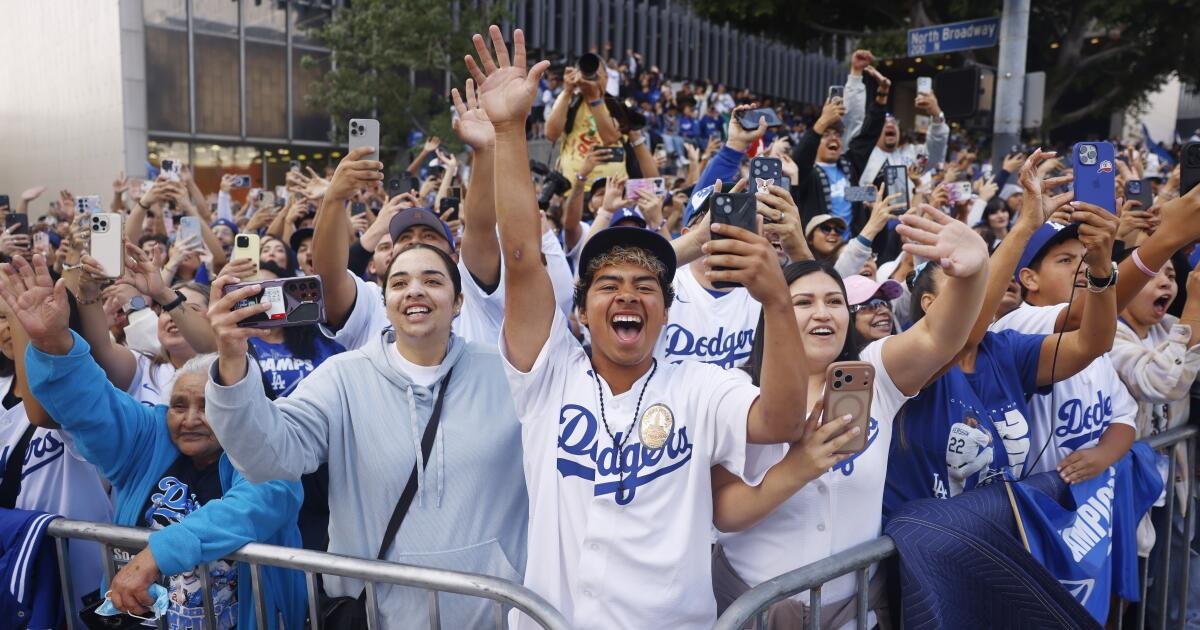 Comentario: Desde la distancia, una pareja de Los Ángeles lucha con un debate muy familiar después de la victoria de los Dodgers
