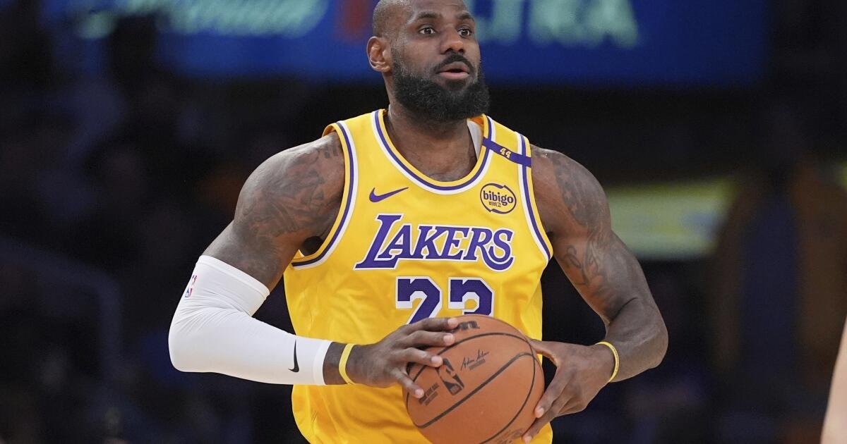La estrella de los Lakers, LeBron James, hará su debut de temporada esta noche contra los Jazz.