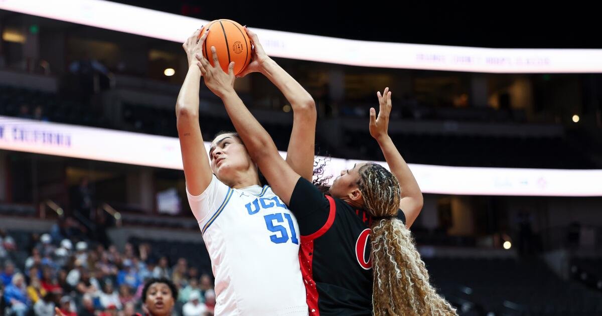 El baloncesto femenino número 3 de UCLA vence al luchador estado de San Diego