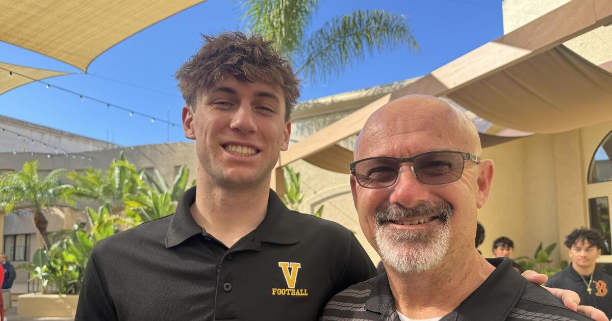 El entrenador de Ventura, Tim García, y su hijo QB celebran el campeonato de la División 6