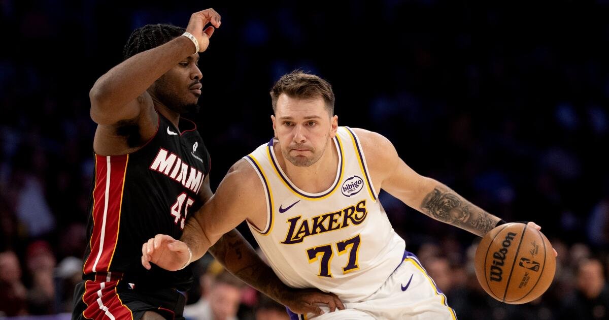 Luka Doncic logra un triple-doble para darle a los Lakers la victoria sobre los Heat