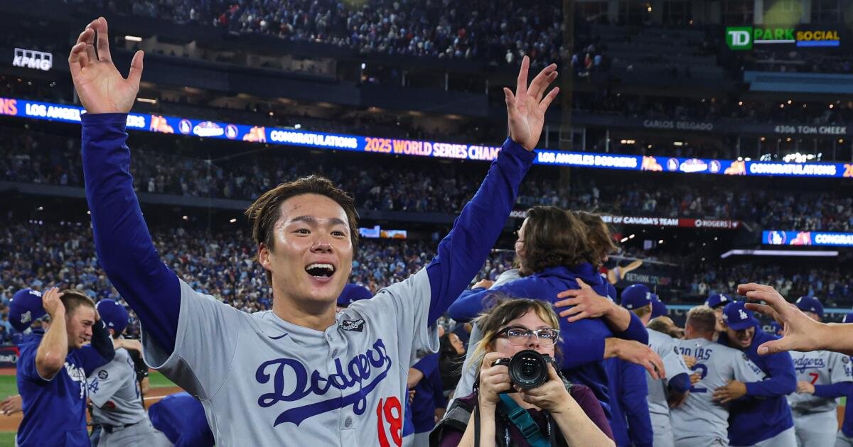 Yoshinobu Yamamoto presenta su perro rescatado a los fanáticos de los Dodgers