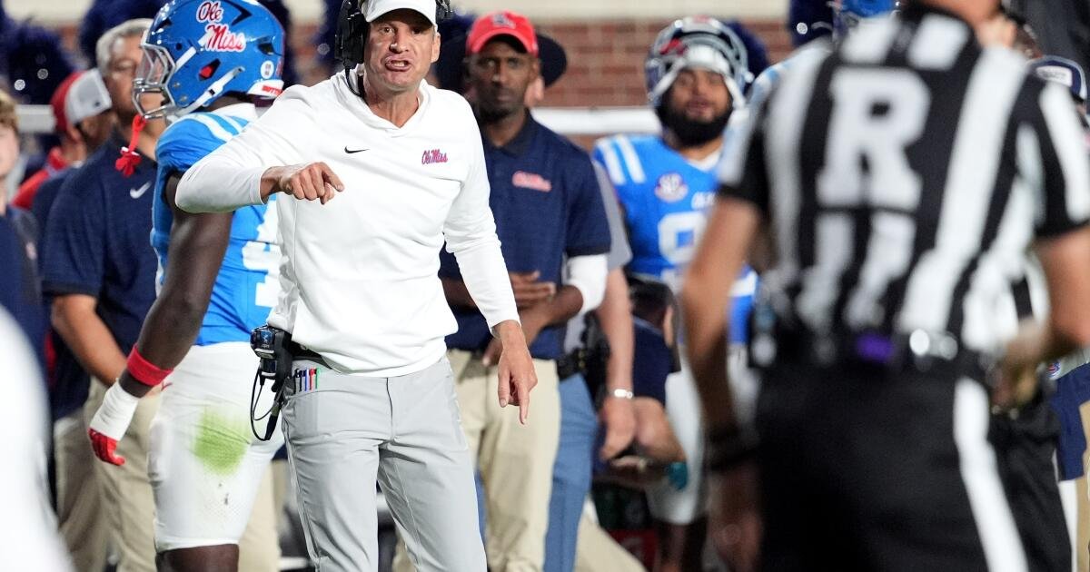 El popular entrenador Lane Kiffin se enfrenta a una decisión difícil: ¿quedarse o irse?