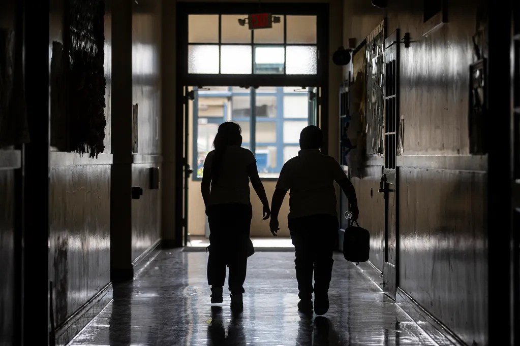 Las escuelas de California pueden detener el ausentismo escolar sin arrestar a los padres