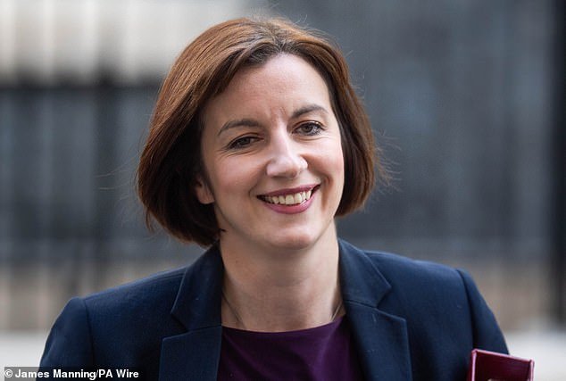 ‘Se debe proteger a los niños del trabajo’: la ministra de Igualdad, Bridget Phillipson, es acusada de repetir como un loro al lobby trans en un intento de retrasar nuevas reglas sobre espacios exclusivos para mujeres