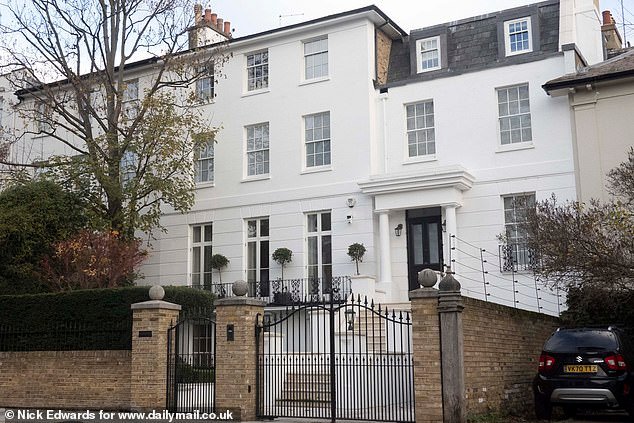 Un rico hombre de negocios PIERDE la guerra con el consejo por una cerca eléctrica en una megamansión de £44,5 millones para mantener alejados a los zorros… pero en su lugar construye un nuevo elemento disuasivo