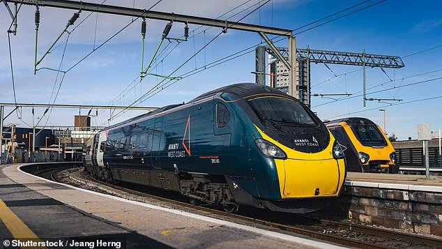 La guardia ferroviaria, con el rostro enrojecido, está abandonando los planes de permitir que el tren con destino a Londres circule sin pasajeros durante la hora pico de la mañana después de la reacción pública.