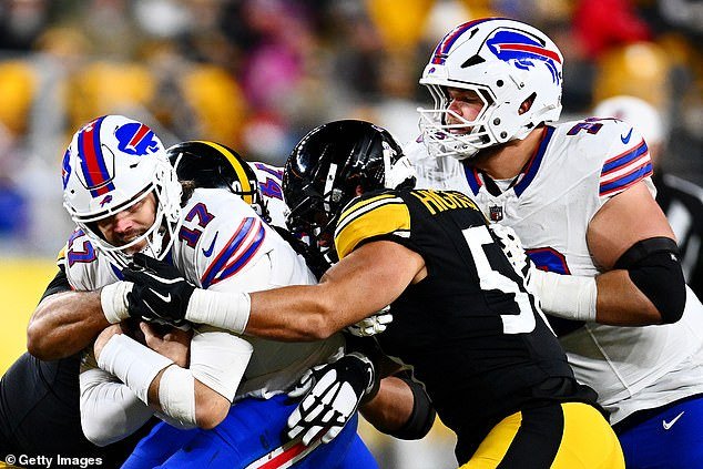 La estrella de los Steelers está enojada por el golpe bajo de Josh Allen y afirma que el QB queda impune: “Simplemente me enoja”
