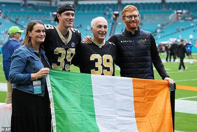 El pateador de la NFL de un pequeño pueblo irlandés ofrece el momento más conmovedor de la temporada con su increíble debut.