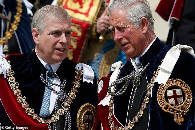 Andrew, deshonrado, será despojado formalmente de los últimos títulos reales que le quedan, ya que su desalojo de Royal Lodge en Windsor se pospone hasta principios del próximo año.