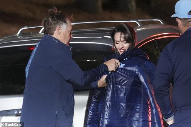 El acto paternal de Bill Belichick hacia su joven novia Jordon Hudson después de su mala elección de vestimenta en el reciente juego de la UNC