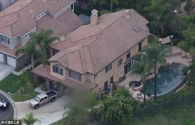 El doctor y su esposa son ejecutados en el garaje de su casa de 1,3 millones de dólares… luego se encuentra un cuerpo “relacionado con un crimen” en un auto en llamas a 70 millas de distancia.