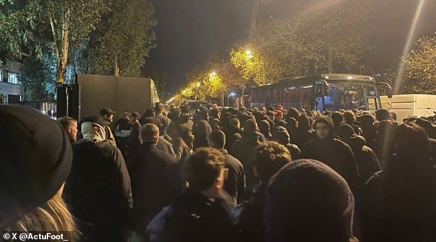 Las buenas estrellas, incluido un ex jugador del Chelsea, están emprendiendo acciones legales después de ser atacadas por sus PROPIOS FANS mientras el club de Sir Jim Ratcliffe se sume en el caos después de la derrota.