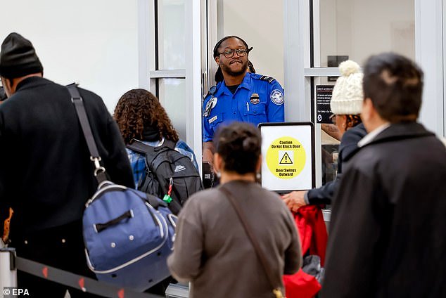 Furia cuando la TSA anuncia una nueva tarifa para viajeros sin identificación adecuada