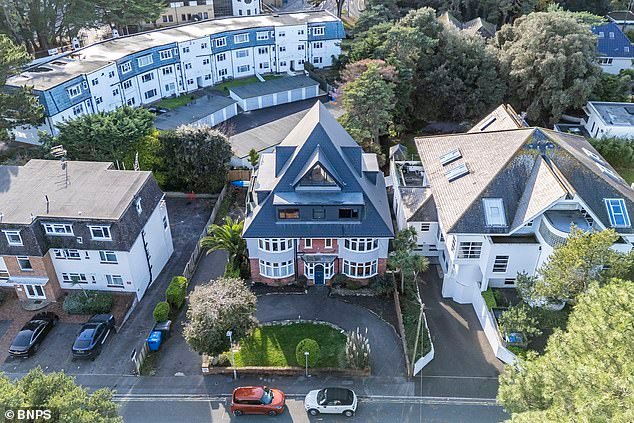 Los bancos de arena luchan por los balcones mientras los ricos propietarios de Airbnb temen que la nueva terraza de su vecino eclipse los baños de sol durante las vacaciones.