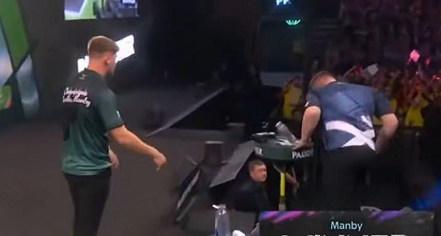 La estrella de Raging Darts revela que se disculpó personalmente con su oponente por golpear una mesa y dividirse la mano luego de su sorprendente derrota ante Ally Pally.