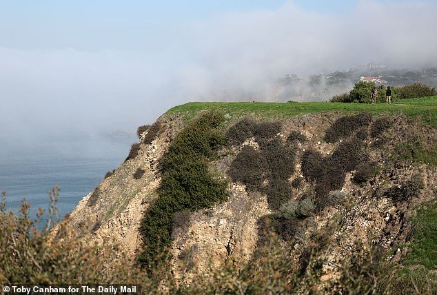 El secreto mortal del suburbio más rico de California: cómo un pintoresco acantilado con impresionantes vistas del Pacífico se convirtió en una trampa mortal donde han muerto tres personas desde agosto