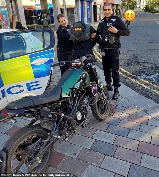 Ciudad en guerra con los trabajos con pasamontañas: los residentes “intimidados” están siendo aterrorizados por bandas de jóvenes enmascarados en bicicletas eléctricas mejoradas mientras apoyan los llamados del Parlamento para prohibir el uso de cubrebocas