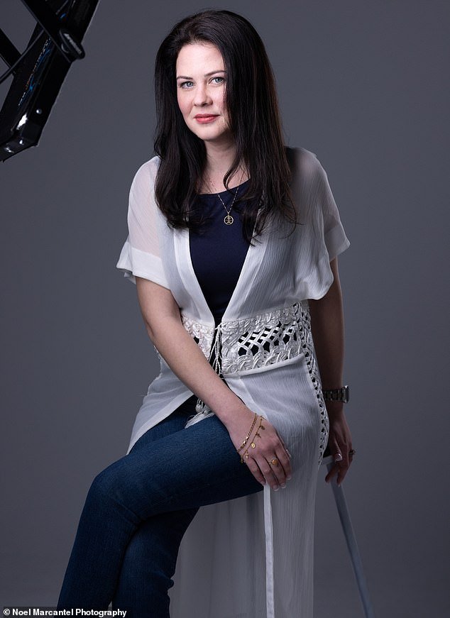 Yo era una niña de California arrancada de mi vida totalmente estadounidense y obligada a ser esclava saudita. Sólo había un escape… pero eso implicaba arriesgarlo todo.