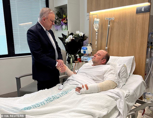 Se dirigen insultos nauseabundos al héroe de Bondi Beach que salvó innumerables vidas en un ataque terrorista al desarmar a uno de los pistoleros.