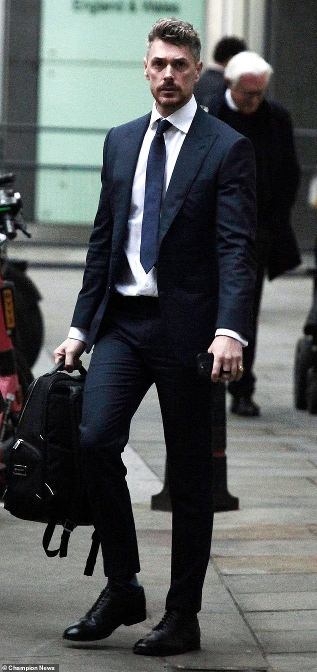 Lonan O’Herlihy, un “privado elegante” hecho en Chelsea, “estaba secretamente sin hogar y dependía de la generosidad de sus amigos” después de quedar fuera del testamento de su padrastro, mientras demanda a su nueva esposa por £ 5 millones.