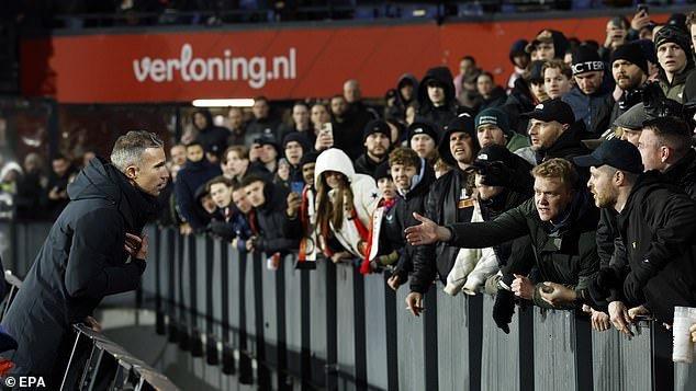 Robin van Persie salta vallas publicitarias para enfrentar a los fanáticos enojados mientras Feyenoord sale de último minuto de la Copa de Holanda en medio de una racha horrorosa de ocho derrotas en 11.