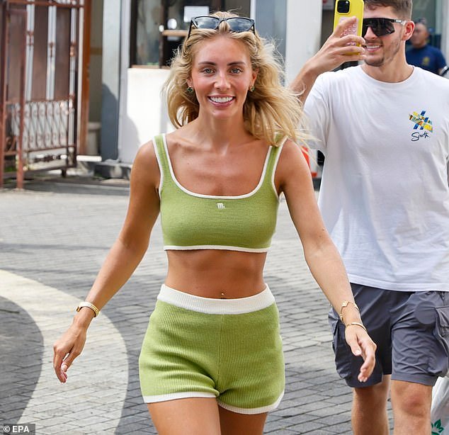 Kemi Badenoch condena las “repugnantes” acrobacias de Bonnie Blue y critica a Reform UK por acoger con agrado el apoyo de la estrella porno