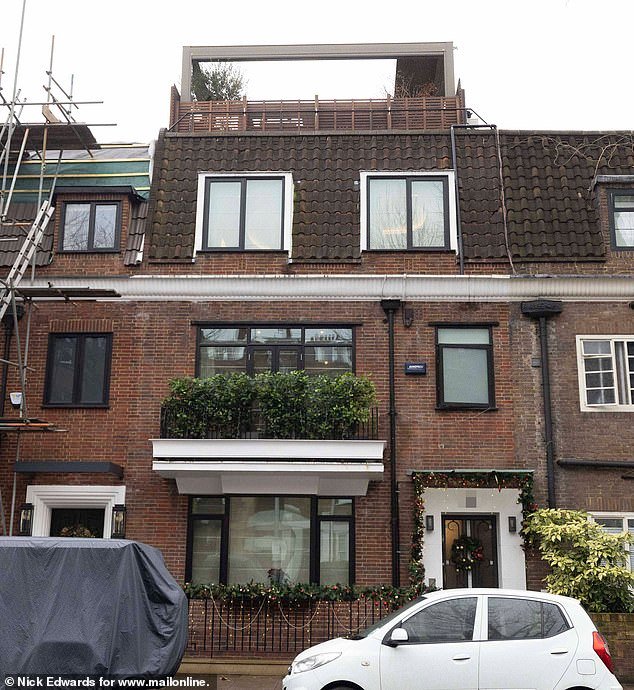 El millonario Harley Street Doctor to the Stars en guerra con el concejal después de construir una pérgola de lujo en el techo de su casa de £ 7 millones en Chelsea sin permiso